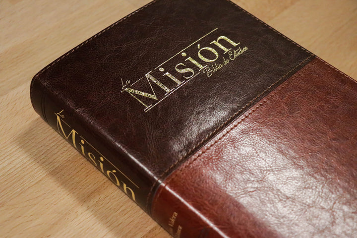 Nueva Misión Biblia de Estudios con Himnario Adventista—Cafe