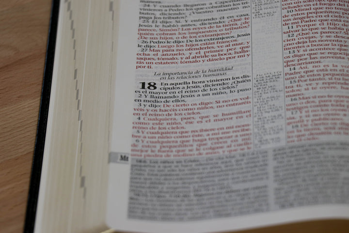Nueva Misión Biblia de Estudios con Himnario Adventista—Azul