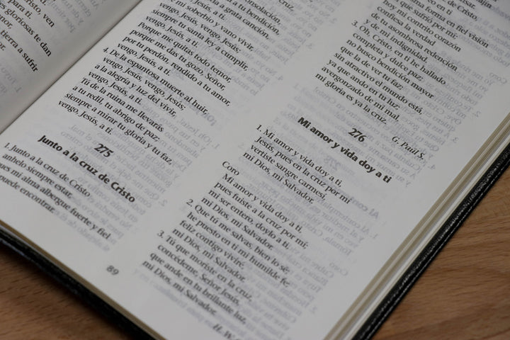Nueva Misión Biblia de Estudios con Himnario Adventista—Azul